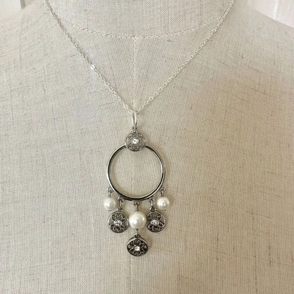 Faux Pearl and silver tone pendant necklace